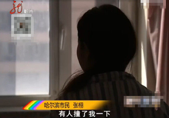 女子隆胸后搭公交遇急刹 左胸被撞一分为二(图)