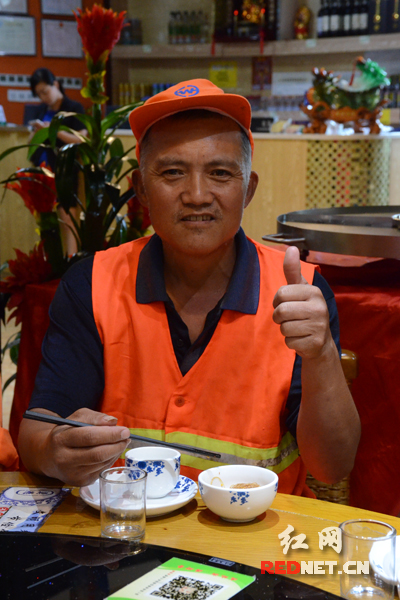 56岁的环卫工人张长征对餐厅的做法竖起了大拇指。