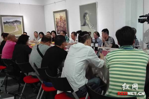 中国70油画公社作品展开幕展示一代人艺术理想与追求。