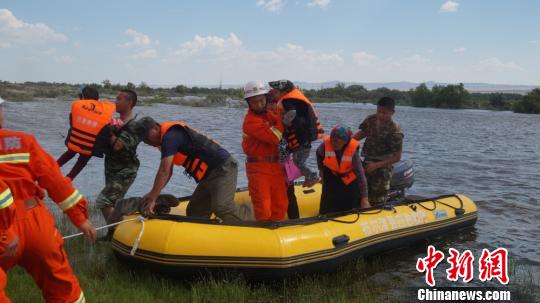 河水上涨9名牧民被困新疆布尔津消防紧急救援