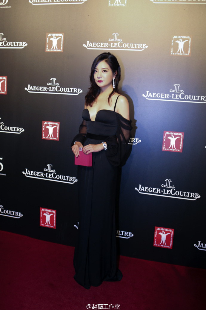 赵薇低胸裙性感现身 变身复古名伶