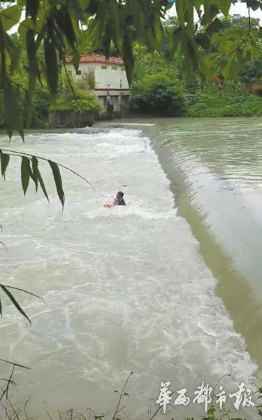 四川男子假期出游下河救人 儿子目睹其罹难(组图)