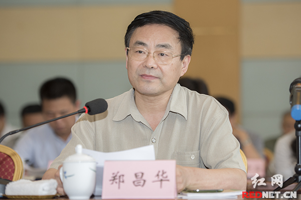 湖南省委讲师团主任、教授郑昌华。