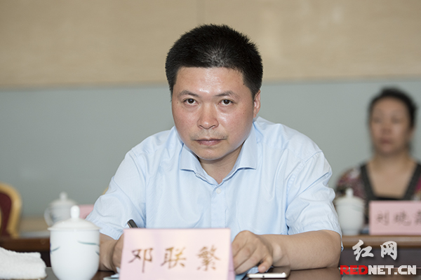 湘西自治州委党校教授、副校长邓联繁。