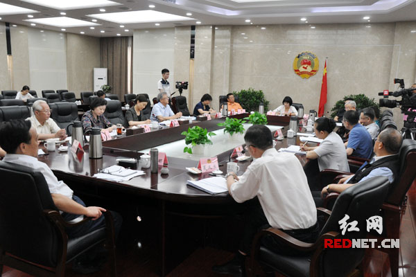 6月12日下午，湖南省政协主席、省委常委、省委政法委书记李微微在长沙与省内部分文艺工作者举行座谈。