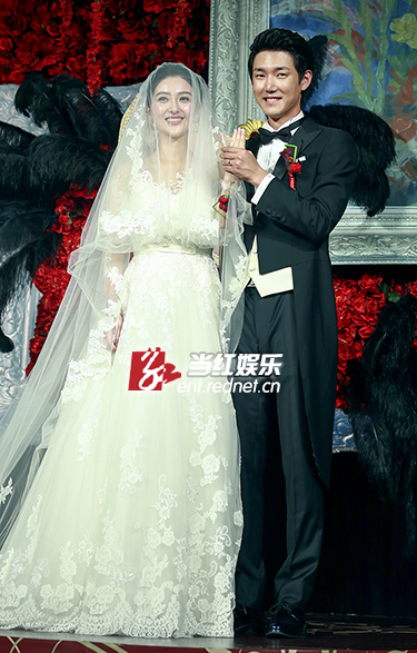 王晰自曝与妻子婚礼现场图片。