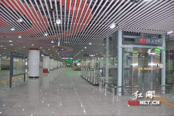 长沙地铁1号线黄土岭站站厅明亮大气。