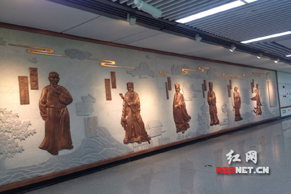作为廉政文化主题站，省政府站站厅设计风格与其他站点有所不同，多处展示出“廉洁”元素。