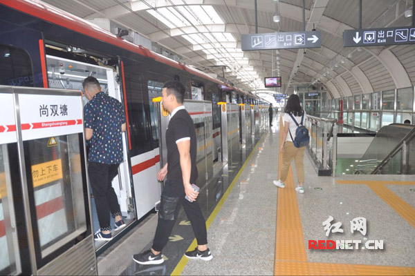 尚双塘站是1号线一期工程惟一的高架站，乘客须在地面第三层的站台乘车。