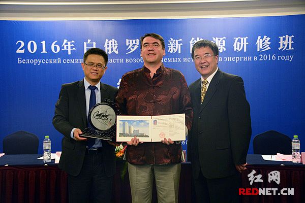 中国电建集团海外事业部副总经理熊立新（左），湖南省商务厅法规和国际经贸关系处副处长李鹏（右）共同为学员颁发证书并合影。