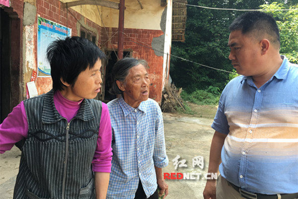 刘奶奶正在问蒋小毛选上自强村的临时工委党支部书记了吗?