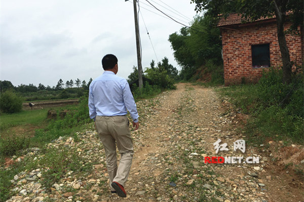 蒋小毛奔走在乡间小路上,赶去村里看看刚修好的水泥路。