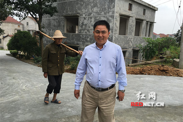 路过的村民叫蒋小毛去家里吃饭,蒋小毛婉拒了。