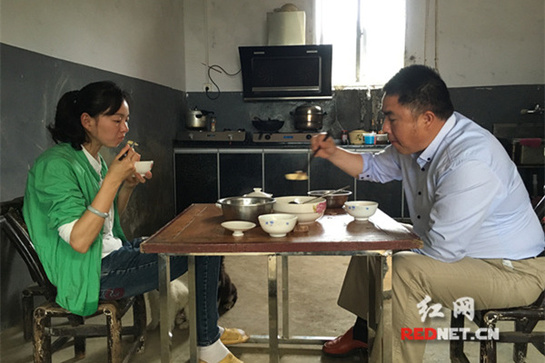 蒋小毛和妻子正在吃着简单的3菜1汤。