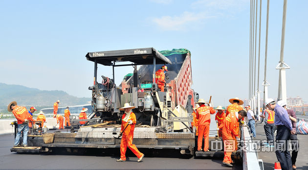 图为广东省广州市道路养护中心正在实施南沙凤凰一桥环氧沥青施工。