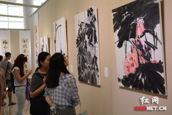 展览集中展示了吴施杰在中国画、书法、文学等领域的研究功课和研究成果。