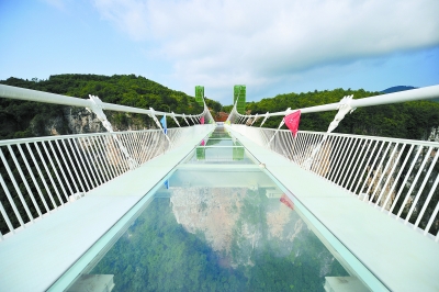 张家界峡谷玻璃桥完成桥面玻璃安装