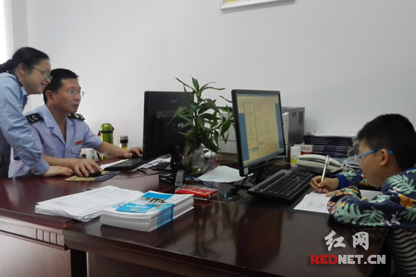为了营改增试点工作，胡晖一家在办公室加班加点。