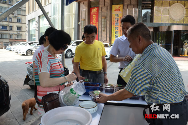 新化杨梅来长销售已有5天，每天销售量都在2000-3000斤。