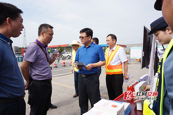 6月14日，湖南省高速公路2016年“安全生产月”活动在沪昆高速湘潭服务区正式启动。湖南省高管局党委委员、副局长何海鹰（左三）到现场了解活动开展情况。