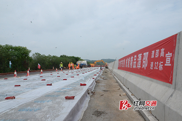 目前，潭邵大修一期工程2标段已有4.4公里完成护栏安装调试工作。