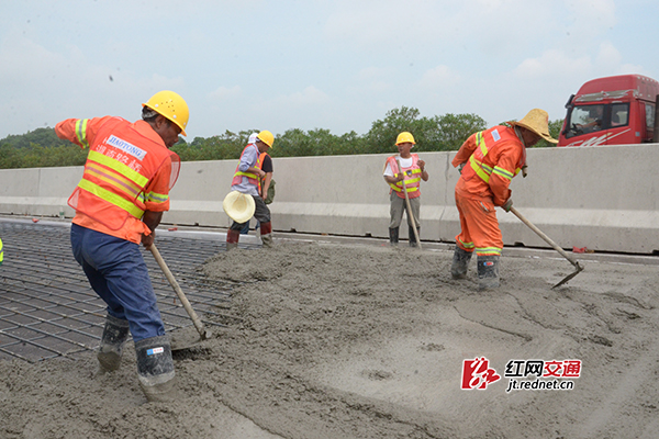 在潭邵高速大修项目2标段，施工人员正在加紧进行路基施工。