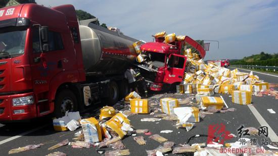 杭瑞高速常德段海鲜车追尾油罐车消防成功排险