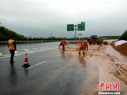江西84县强降雨逾25万人受灾部分学校紧急停课（图）