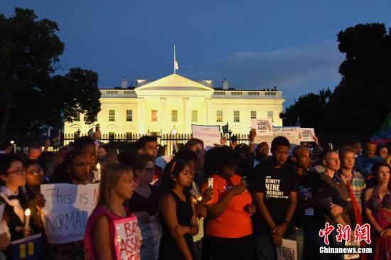 当地时间6月12日晚，数百名美国民众聚集在白宫外举行集会，悼念奥兰多枪击案遇难者。<a target='_blank' href='http://www.chinanews.com/'><p  align=