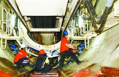 6月15日，长沙地铁4号线雨花区平阳站，施工人员在安装盾构机管片。湖南日报记者 赵持 摄