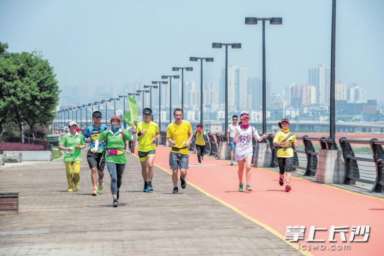 一条条风景大道、林荫大道、骑行小道在星城延伸，图为市民在浏阳河风光带上运动休闲。