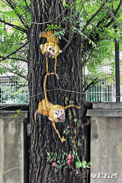 仰天湖社区各种逼真的小动物跃上树干,形成别样的艺术作品。长沙晚报记者 陈飞 摄