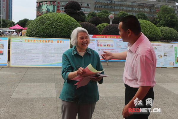 衡阳市水利局工作人员对市民讲解安全生产知识。