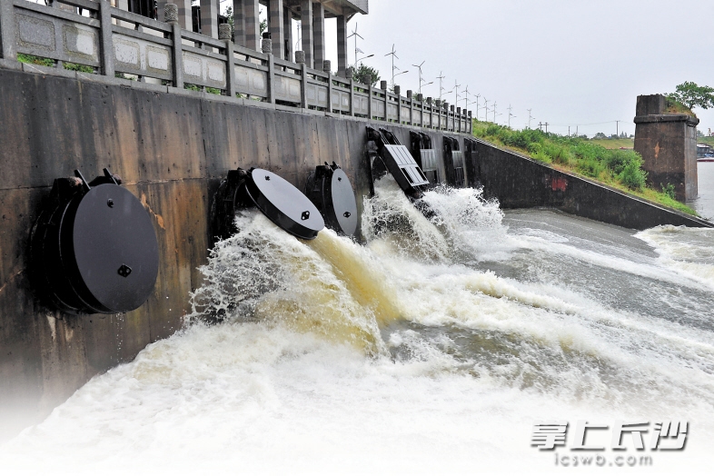 　　昨日，在捞刀河畔的楚家湖泵站，临河6个排水口中2个已被打开，水流经过泵站提升喷涌而出流入河中。此前，市住建委排水中心已对全市46座泵站进行集中清淤。长沙晚报记者 王志伟 摄