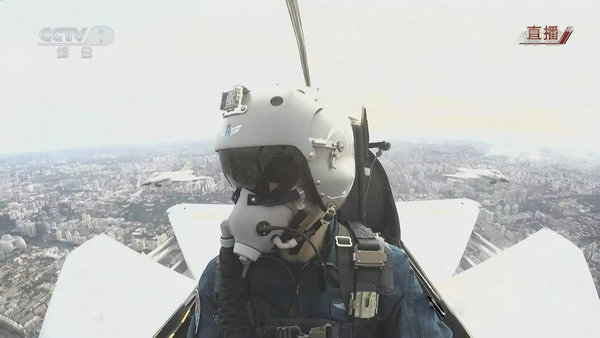 另外值得一提的是，在2015年9月的胜利日大阅兵上，“即将达到空军歼击机飞行员的最高飞行年限”的常丁求少将驾驶歼－10A歼击机飞过天安门接受检阅。他当时也是56位将军领队中最年轻的将军。资料图：常丁求驾驶歼10领衔战机编队，飞越天安门广场。