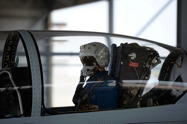 常丁求的名号，在空军飞行员队伍里可谓如雷贯耳。一个“敢”字，贯穿了他30余年军旅生涯。在常丁求曾任师长的空军航空兵某师的营院内，至今还立着一块“敢”字碑，正面刻着一个血红色的硕大“敢”字；背面，则有3行字——敢为人先，敢于担当，敢打必胜。资料图：常丁求。 