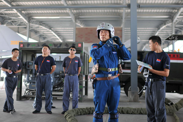 常丁求作战威猛，亦充满智慧，绝不做“莽夫”。他是小有名气的飞行心理专家，为了提高飞行员的心理素质，他推动成立了专门研究飞行员心理素质的小组，并亲自带领小组成员对飞行员进行心理调控，每次飞行前都要对飞行员进行心理测评，测评成绩不合格的，坚决不让飞。图为常丁求。