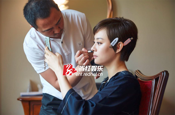 化妆间隙孙俪也在浏览手机。