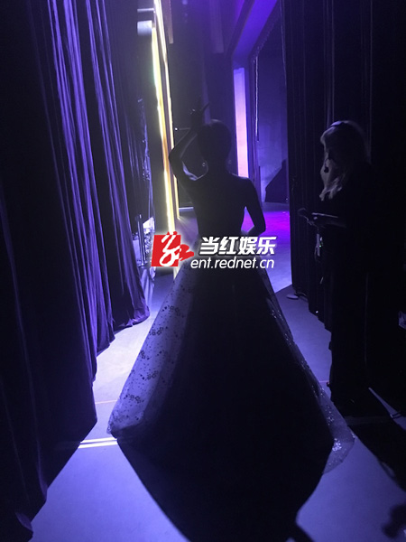 孙俪在候场，双手比耶，萌萌哒。