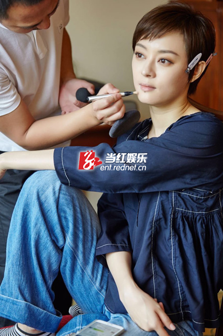 孙俪在化妆，默默为晚上华丽表演做准备。