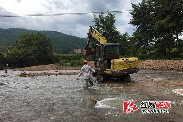 国网江华县供电公司抢修人员正涉水奋力抢修