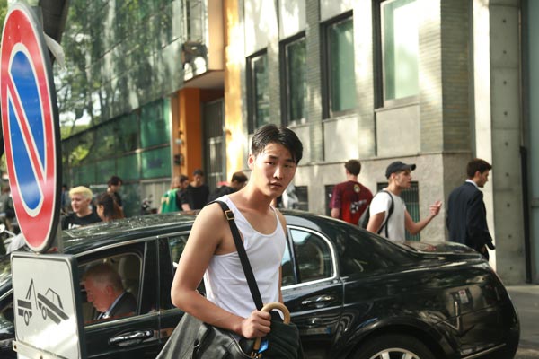 李振面试场外等待