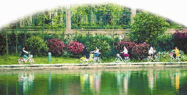 长沙天气晴好，市民们纷纷走出家门，在梅溪湖湖畔骑行。