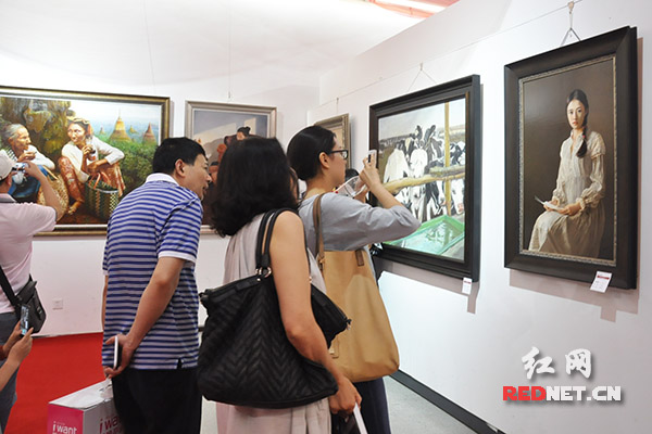 6月17日，首届“国际艺术才女油画展”在湖南图书馆开幕。