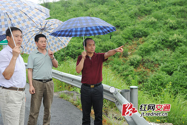 6月15日，湖南省交通运输厅党组成员、副厅长舒行钢调研武靖高速公路建设情况。