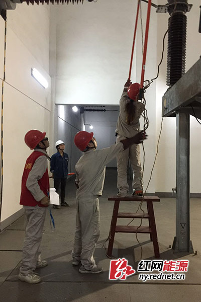 长沙检修公司“零点抢修”，深夜用电负荷低谷时段开展#2主变消缺作业。