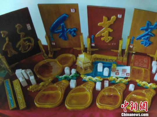 在寻找学徒的同时，许多传承人开始反思，如何让这些老手艺重新焕发活力，服务于现代人，苏永军利用祖传技艺开发了琉璃字匾、文房用品等，受到社会关注。范丽芳摄