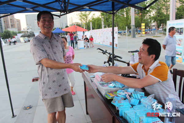 活动现场,工作人员向市民免费发放安全宣传资料。