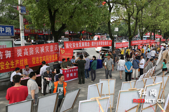 活动现场，各单位通过设立咨询台、拉横幅、展览图片、发放安全生产宣传资料等多种形式宣传安全生产知识。