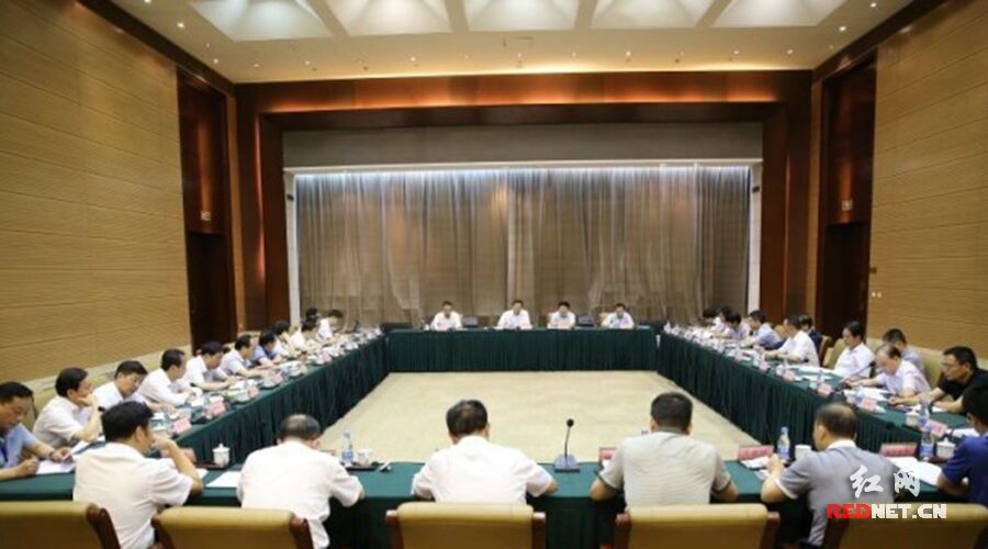 　6月17日，湖南省委副书记、省长杜家毫主持召开全省防汛抗灾调度会议。摄影：湖南日报记者 罗新国。